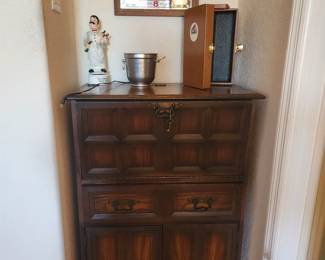 Bar cabinet