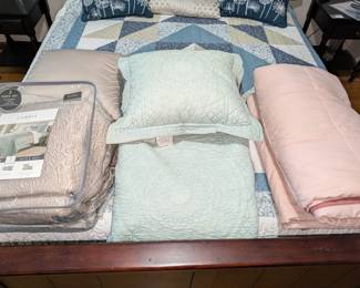 Nice and clean bed linens!