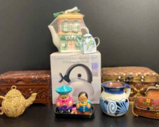 Mixed Decor with Tea Kettles