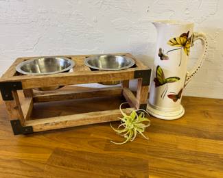 Doggie feeding station