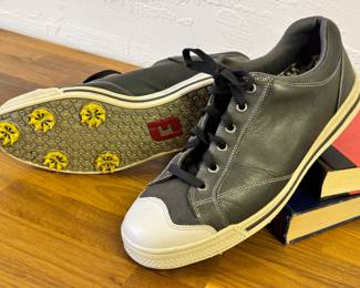 Like new Foot Joys golf shoes, size 10.5. (Leather and stylish)