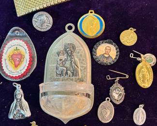 Little lot of religious medals 