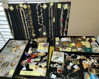 Costume jewelry: Necklaces, clip earrings, bracelets, brooches and more
