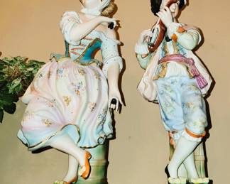 Oversized figurine / statues