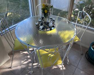 Vintage charming round bistro set with 4 chairs. 
