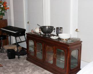 display cabinet, Technics KN650 keyboard, stand, carrying case, stool and amp