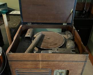 Emerson Radio and Phonograph Corp Radio/Phonograph (model BM242),