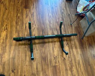 Doorway pull up bar