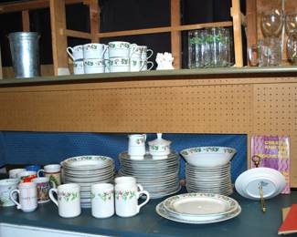 Gibson Holly Berry Everyday Christmas