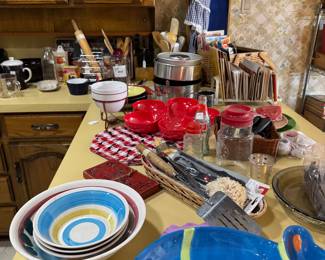 Lots of kitchen items