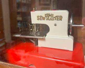 VINTAGE HAND CRANK CHILDREN'S SEW MASTER SEWING MACHINE
