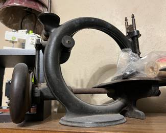 ANTIQUE WILCOX & GIBBS SEWING MACHINE