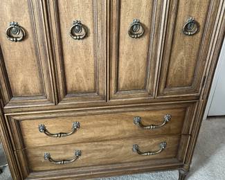 VINTAGE MID CENTURY NEO-CLASSICAL HENREDON CHEST - HAS MATCHING DRESSER, NIGHTSTANDS, AND HEADBOARD