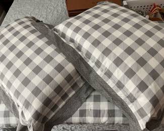 QUEEN COMFORTER AND PILLOW SHAMS