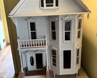 Meredith Rambo built this dollhouse