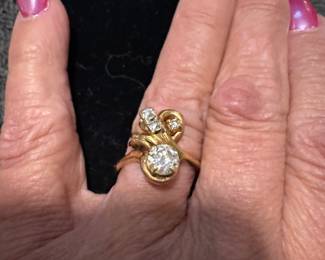 Three diamond stones 14kt gold ring