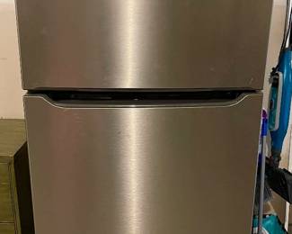 Lot 044-GAR: Frigidaire Refrigerator/Freezer