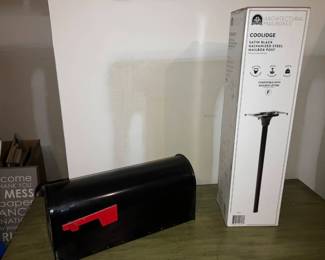Lot 045-GAR: Mailbox and Post