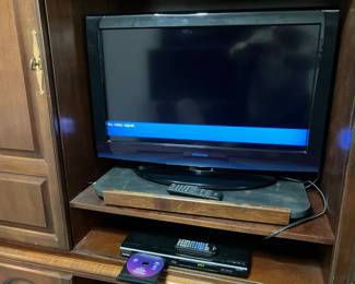 Lot 006-OFC: Toshiba HD LCD-TV/DVD Combo