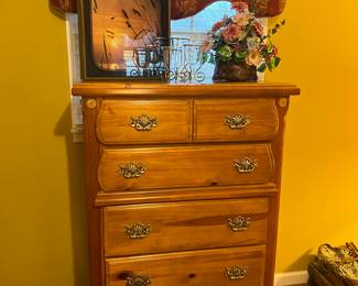 Chest of drawers w suite 