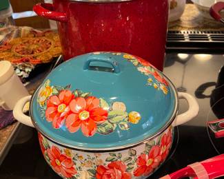 Pioneer woman pot 