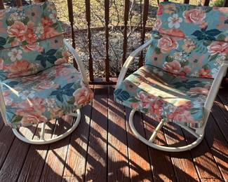 Outdoor chairs on swivel 