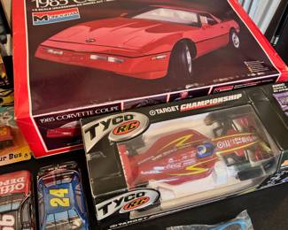 Toys and figurines, 1985 Corvette Coupe model car