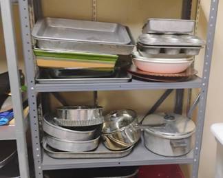 Metal shelf and bakeware