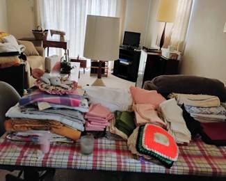 table clothes , napkins, placemats and pot holders