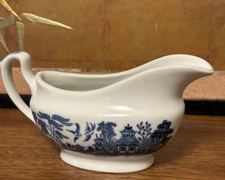 Blue Willow Gravy Boat by Churchill made in........