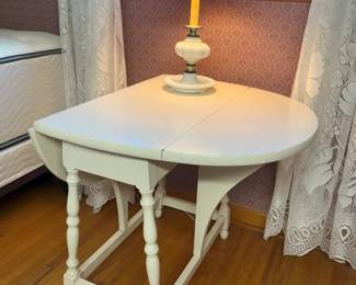 51 Vintage Drop Leaf Oval Accent Tablemin