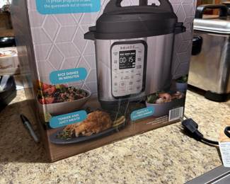 small appliance , Insta pot (New never used)