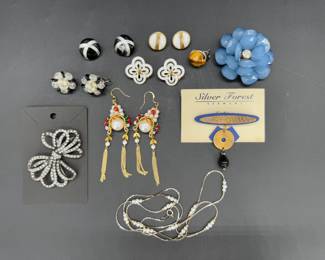 Lot - 82
Vintage Costume & Fashion Jewelry - Monet Clip-on Earrings