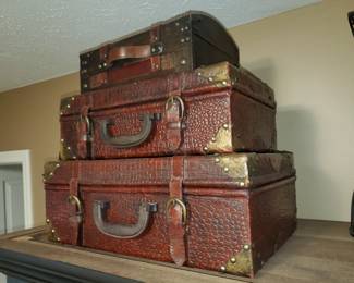Set of 3 decorative suitcases