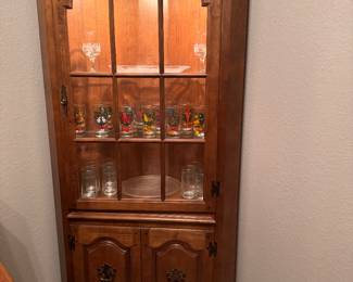 Corner cabinet with light 