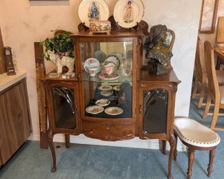 Beautiful mid 1800s tiger oak cabinet prestige condition. 