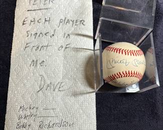 Excellent authentic signed baseball. Mickey Mantle, Whitey Ford, Bobby Richardson