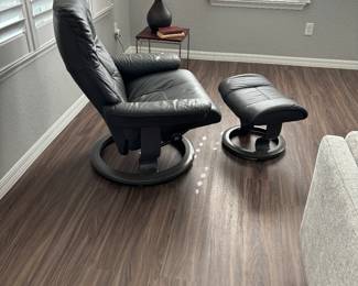 Beautiful Pair matching high end STRESSLESS chairs purchased at the leather Gallery & bedding center in Lady Lake for 2400.00 Each! We have receipt. Replacement cost today for same chair is 3500.00!