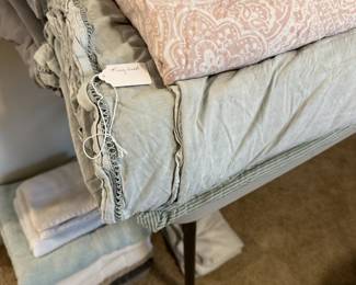 C40 - $20. King Duvet Cover in Grey. 