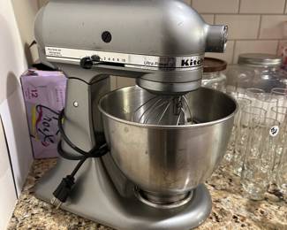 C75 - $140. Kitchen Aid Ultra Power Stand Mixer in Silver. Gently used!