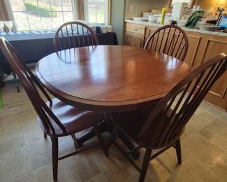 QUALITY WOOD EXCELLENT CONDITION DINING TABLE WITH TWO LEAVES AND 4 CHAIRS $175