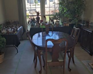 STUNNING DINING ROOM BROYHILL TABLE WITH LEAF AND FOUR CHAIRS. EASILY CHANGE OUT SEAT COVERS $175