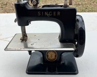 Small singer sewing machine