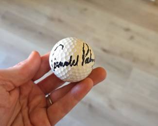 ARNOLD PALMER SIGNED GOLF BALL. 