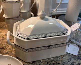 Soup tureen