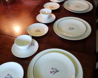 Pink & Gray, 8 place-settings