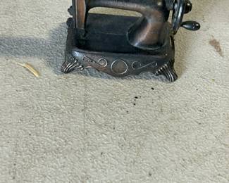 Metal sewing machine trinket