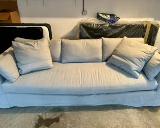 Great sofa, but missing center front leg. 8-1/2’ long