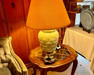 VINTAGE SEASHELL LAMP (HAVE 2), GLASS TOP LATTICE MOTIF ACCENT TABLE WITH QUEEN ANNE LEGS