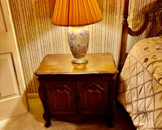 THOMASVILLE NIGHTSTAND/SIDE TABLE, FLORAL PORCELAIN LAMP (HAVE 2 SIDE TABLES & 2 LAMPS)